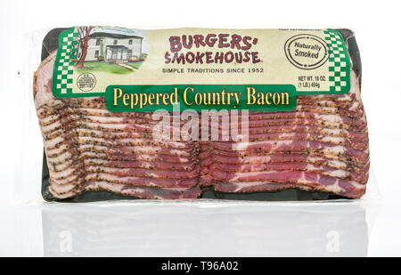 Winneconne, WI - 12 mai 2019 : un paquet d'hamburgers smokehouse poivrée pays bacon sur un fond isolé Banque D'Images