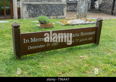 Marquage dans le Saint Michel et tous les Anges cimetière, Mickleham, Surrey, UK. Banque D'Images