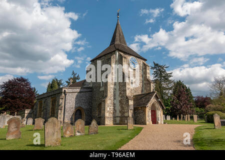 Le Saint Michel et tous les Anges et de cimetière, Mickleham, Surrey, UK. Banque D'Images