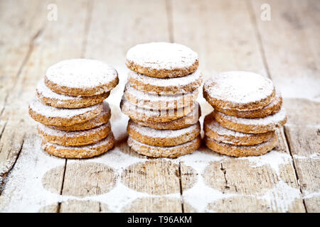 Cookies avoine fraîche sucre en poudre sur les cheminées de table rustique en bois, arrière-plan. Banque D'Images