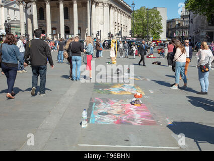 Tableaux d'un peintre espagnol sur la chaussée de Trafalgar Square, Londres, Royaume-Uni, en face de la National Portrait Gallery sur une chaude journée ensoleillée en mai. Banque D'Images