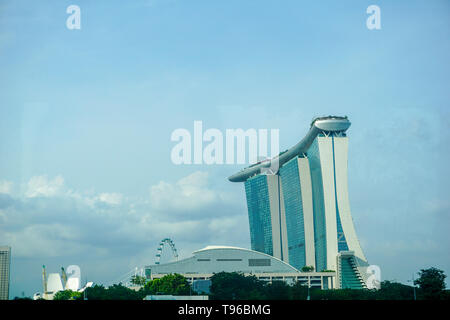 Paysage urbain de Singapour au crépuscule et à l'immeuble d'affaires autour de Marina Bay, bâtiment moderne dans le quartier des affaires à midi Banque D'Images