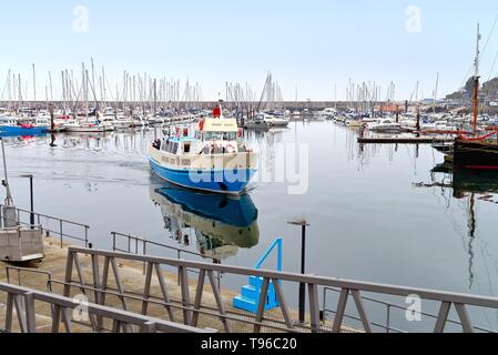 La "Dame de l'Ouest VII' approchant de traversier's landing stage à Brixham harbour ayant quitté Torquay, Devon Engalnd UK Banque D'Images