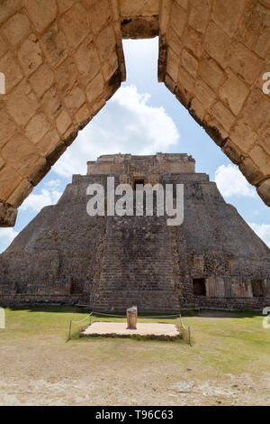 Uxmal Mexique site du patrimoine mondial de l'Unesco les ruines mayas - la Pyramide du Magicien vu à travers un passage de Maya d'Uxmal, Yucatan Mexique Amérique Latine Banque D'Images