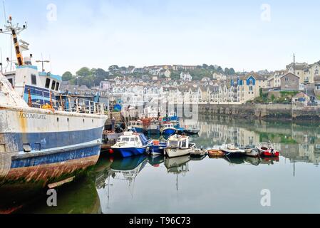 Bateaux de pêche dans un port bondé Brixham Devon maisons au bord de l'eau et l'Angleterre UK Banque D'Images