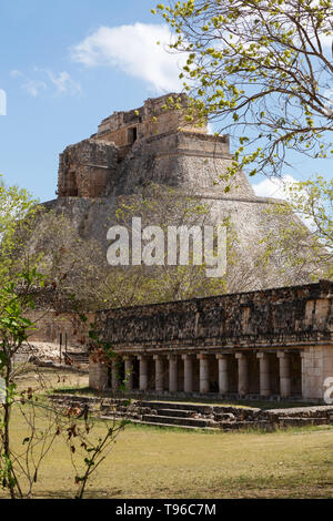 Ruines Maya - une colonnade et la Pyramide du Magicien à Uxmal UNESCO World Heritage site, Yucatan, Mexique Amérique Latine Banque D'Images