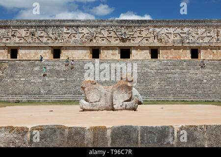 Uxmal, Mexique - la Jaguar à deux têtes trône en face de l'Palais des Gouverneurs ; les ruines mayas à Uxmal, Yucatan, Mexique Amérique Latine Banque D'Images