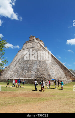 L'Amérique latine tourisme - les touristes à la Pyramide du Magicien, Maya Ruins at Uxmal UNESCO World Heritage site, Uxmal, Yucatan Mexique Amérique Latine Banque D'Images