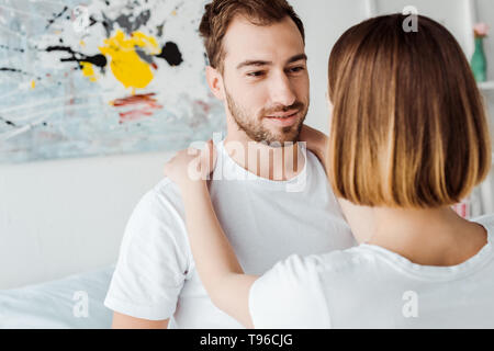 Couple dans une chemise blanche à l'un l'autre dans la chambre Banque D'Images