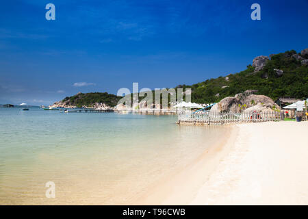 Beach and resort de Sao bien dans la baie de Cam Ranh, mer de Chine du sud, Ninh Thuan, Vietnam, Asie Banque D'Images