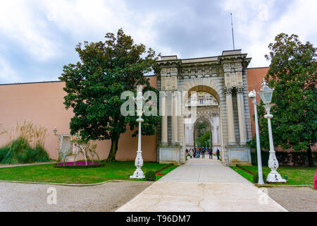 La porte du trésor du palais de Dolmabahçe, situé dans le quartier de Besiktas. Vue depuis le jardin principal. Istanbul, Turquie, 29.12.2018 Banque D'Images