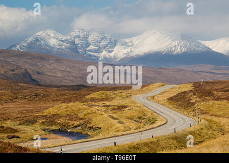 A832 Route avec un au-delà de la montagne Teallach Banque D'Images