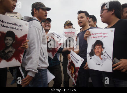 Vu les manifestants avec des affiches de Munir et Benardinus Irawan victimes de violations des droits de l'pendant la manifestation. Le Réseau de solidarité aux victimes de la Justice (JSKK) a organisé une manifestation silencieuse devant le palais présidentiel de Jakarta. La loi est généralement connu comme Kamisan Aksi et c'était son 586th jour et la demande est pour le président de résoudre les violations des droits de l'homme dans la tragédie de mai 1998 : - I - Trisakti Semanggi Semanggi II et du 13 au 15 mai 1998 des émeutes. Banque D'Images