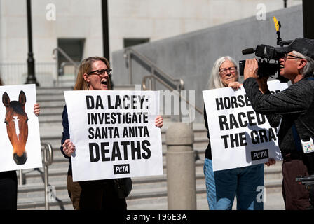 Des manifestants sont vu la tenue des pancartes pendant la manifestation. Des activistes de droite des animaux PETA protester contre la mort de 22 chevaux à l'Hippodrome de Santa Anita. Les manifestants tenant des pancartes a également appelé le procureur de district de Los Angeles pour ouvrir une enquête criminelle et suspendre racing tandis que l'enquête sur la cause de la mort. Banque D'Images