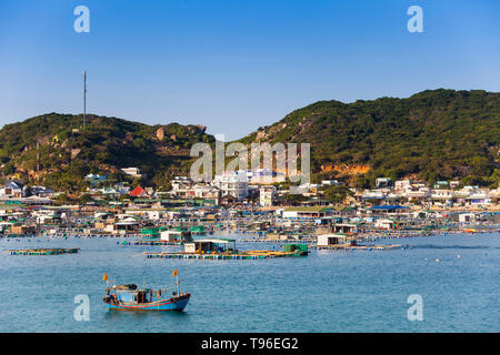 Paysage de la côte rocheuse de l'île de Binh Houng à Vinh Hy, Mer de Chine Sud, Ninh Thuan, Vietnam Banque D'Images