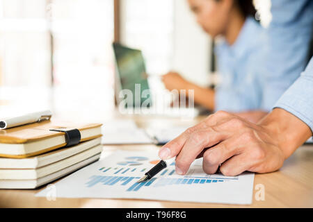 Les mains de l'équipe Entreprises à travailler avec l'intention de bureau et ordinateur portable numérique moderne. Inspecteur financier administrateur et secrétaire faire rep Banque D'Images