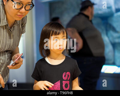 Image enfant asiatique femmes visitant le Texas State Aquarium à Corpus Christi, Texas USA. Banque D'Images