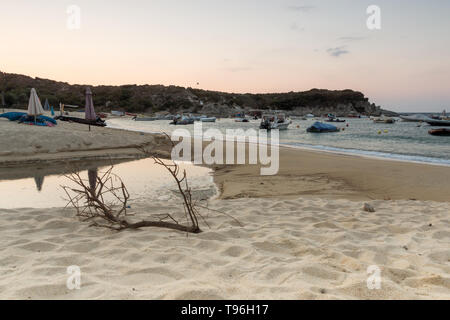 Sunrise Panorama incroyable de Kalamitsi Beach à péninsule Sithonia, Halkidiki, Macédoine Centrale, Grèce Banque D'Images