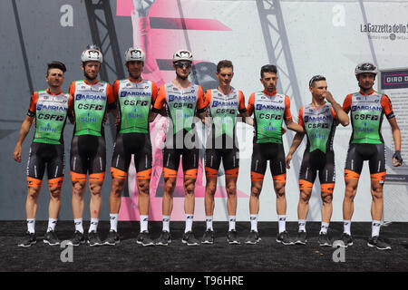 Cassino, Italie - 16 mai 2019 : Bardiani-CSF sur le podium de la sixième étape du Tour d'Italie 102th Cassino-San Giovanni Rotondo Banque D'Images