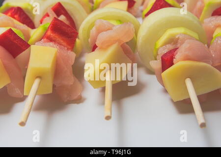 Chachlik de matières premières brochettes de viande et légumes closeup Banque D'Images