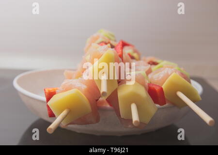 Chachlik de matières premières brochettes de viande et légumes closeup Banque D'Images