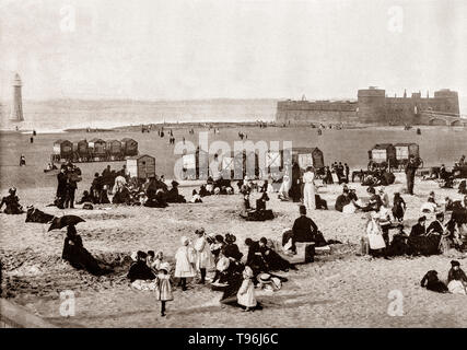 Une vue de la fin du xixe siècle de vacanciers à côté d'echelle de machines a New Brighton. Une station balnéaire de la Péninsule de Wirral dans le Merseyside, en Angleterre, il a des plages de sable bordant la mer d'Irlande sur lequel se dresse la perche batterie Rock terminé en 1829. Au cours de la dernière moitié du 19ème siècle, développé comme une station balnéaire très populaire servant de Liverpool et de la Grèce, les villes industrielles et la plupart des grandes maisons ont été convertis en hôtels bon marché. Banque D'Images