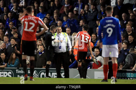 Arbitre Peter Bankes parle à un match steward après abus directe des fans envers les joueurs au cours de la Sky Bet League un play-off, demi-finale, deuxième match aller à Fratton Park, Portsmouth. Banque D'Images