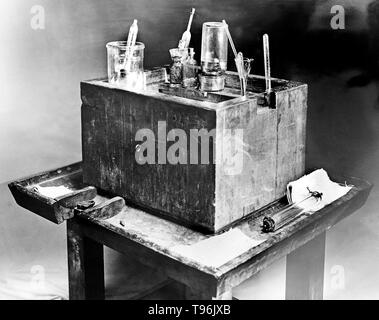 Appareils utilisés par Berthelot dans son travail sur la composition des gaz dans la chimie organique. Utilisés pour le travail sur le mercure. Pierre Eugène Marcellin Berthelot (Octobre 25, 1827 - Mars 18, 1907) était un chimiste et homme politique français connu pour le Thomsen-Berthelot principe de thermochimie qui soutient que tous les changements chimiques sont accompagnés par la production de chaleur et que les processus qui se produisent sont celles où le plus de chaleur est produite. Banque D'Images