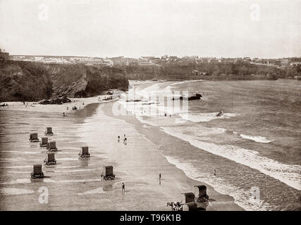 Une fin du 19e siècle vue de la plage de Newquay, une ville dans le sud-ouest de l'Angleterre, au Royaume-Uni. C'est une station balnéaire et un port de pêche sur la côte atlantique nord de Cornwall. Après l'arrivée des trains de voyageurs en 1876, l'ancien village de pêcheurs de New Quay a commencé à croître dans la deuxième moitié du dix-neuvième siècle, lorsque plusieurs grands hôtels ont été construits. Banque D'Images