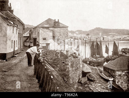 Une vue de la fin du xixe siècle de Newlyn, une ville balnéaire et port de pêche dans le sud-ouest de Cornwall, Angleterre. Il est situé sur la rive du Mount's Bay et forme une conurbation avec la petite ville voisine de Penzance. La principale industrie est la pêche, une partie de qui peut être vu dans le le port. Banque D'Images