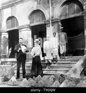 Ross sur les étapes de laboratoire en Calcutta, 1898. Avec Mme Ross, Mahomed Bux et assistants de laboratoire à l'avant-plan, des cages pour les oiseaux. Sir Ronald Ross (13 mai 1857 - 16 septembre, 1932) était un médecin britannique et polymathe. Il est né en Inde où son grand-père contracté le paludisme et il jura à un âge précoce pour trouver un remède. À l'âge de huit ans, il fut envoyé en Angleterre pour ses études. Banque D'Images