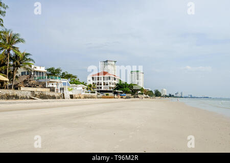 Hua Hin, Thaïlande - 15 Avril 2018 : vue sur la ville de Hua Hin, une ville côtière près de Bangkok sur le golfe de Thaïlande, et son front de mer avec bâtiment de l'hôtel Banque D'Images