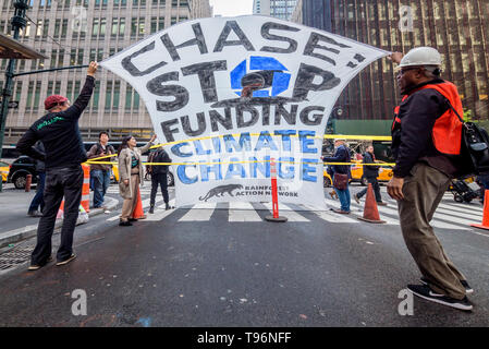 New York, États-Unis. 16 mai, 2019. Manifestations contre Chase Bank pour son rôle de la pire source de changement climatique a pris de l'ampleur, activistes du climat érigée et mise à l'échelle de deux étages, un trépied en acier, le blocage de la structure 47e st at Madison Ave, en face de son nouveau siège mondial de phare. L'un a été arrêté, tandis qu'un groupe de manifestants scandaient et soutien affiché des bannières appelant sur Chase à mettre fin à son financement massif de combustibles fossiles. Crédit : Erik McGregor/Pacific Press/Alamy Live News Banque D'Images