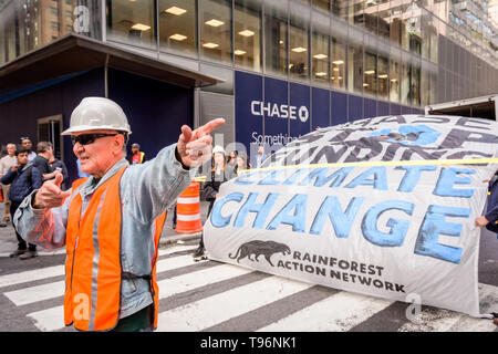 New York, États-Unis. 16 mai, 2019. Manifestations contre Chase Bank pour son rôle de la pire source de changement climatique a pris de l'ampleur, activistes du climat érigée et mise à l'échelle de deux étages, un trépied en acier, le blocage de la structure 47e st at Madison Ave, en face de son nouveau siège mondial de phare. L'un a été arrêté, tandis qu'un groupe de manifestants scandaient et soutien affiché des bannières appelant sur Chase à mettre fin à son financement massif de combustibles fossiles. Crédit : Erik McGregor/Pacific Press/Alamy Live News Banque D'Images