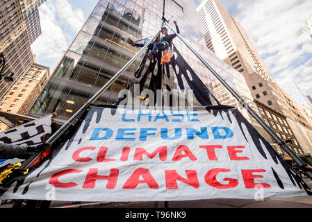 New York, États-Unis. 16 mai, 2019. Manifestations contre Chase Bank pour son rôle de la pire source de changement climatique a pris de l'ampleur, activistes du climat érigée et mise à l'échelle de deux étages, un trépied en acier, le blocage de la structure 47e st at Madison Ave, en face de son nouveau siège mondial de phare. L'un a été arrêté, tandis qu'un groupe de manifestants scandaient et soutien affiché des bannières appelant sur Chase à mettre fin à son financement massif de combustibles fossiles. Crédit : Erik McGregor/Pacific Press/Alamy Live News Banque D'Images