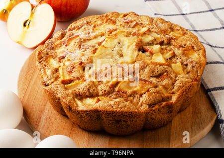 Tarte aux pommes maison sur une planche à découper Banque D'Images