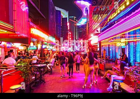 Vie nocturne, Soi Cowboy Red Light District, les filles se tient en dehors de bar, d'Asoke Road, Sukhumvit, Bangkok, Thaïlande Banque D'Images