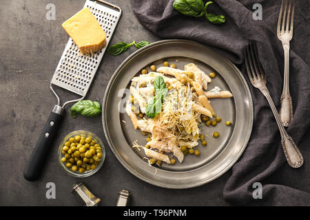 Le plateau métallique avec de délicieuses pâtes penne sur table gris Banque D'Images