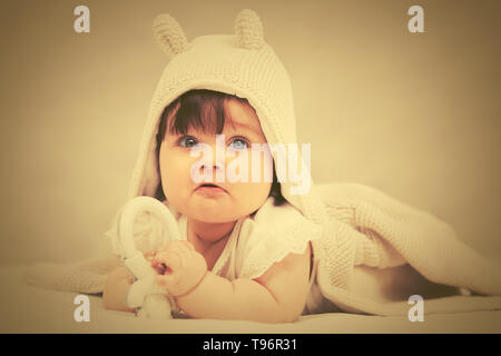 Baby Girl Playing with toy on blanket at home Banque D'Images