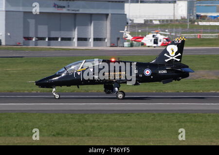 XX285, un BAe Hawk T1 exploités par 100 e Escadron de la Royal Air Force, arrivant à l'aéroport de Prestwick après une sortie au cours de l'exercice Joint Warrior 19-1. Banque D'Images