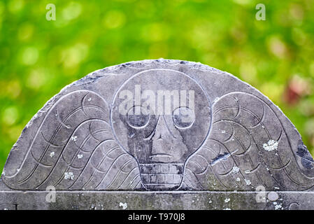Un crâne sur une vieille pierre tombale à l'Old Granary Burial Ground sur le Freedom Trail de Boston au Massachusetts. Banque D'Images
