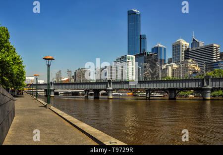 Melbourne, Australie, Victoria 18 décembre 2013. Passerelle pour piétons tout près de Sundridge à travers le fleuve Yarra. Sculptures métalliques, racontent l'histoire de Banque D'Images