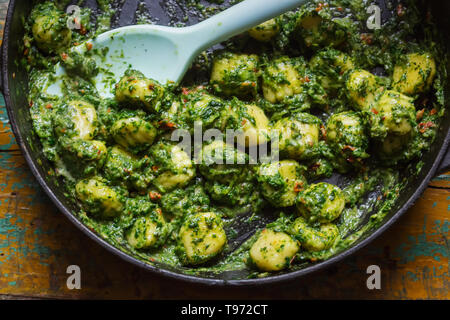 Gnocchi aux épinards, tomates séchées au soleil &pesto Banque D'Images