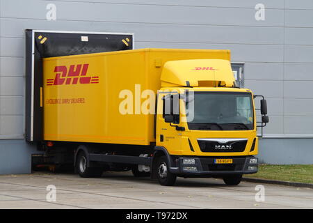 Almere, Pays-Bas - le 24 mai 2017 : camion de livraison DHL à un quai de chargement. Personne n'en de véhicule. Banque D'Images