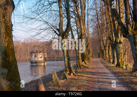 Allée sur le lac, le vieux pont d'observation sur l'étang, l'observation gazebo sur le lac, Kolosovka village, grand étang, région de Kaliningrad, Russie Banque D'Images