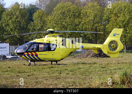 Almere, Flevoland, Pays-Bas - le 30 octobre 2015, Dutch : Hélicoptère Ambulance Lifeliner 1. Banque D'Images