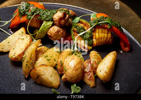 Différents légumes cuits sur un plat. Banque D'Images