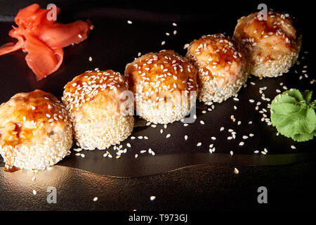 Sushi dans la sauce avec le wasabi et le gingembre. Banque D'Images