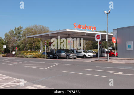 Le remplissage des voitures à Sainsburys station essence sur un waem journée ensoleillée Banque D'Images