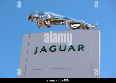 Concessionnaire Jaguar Jaguar argent sculpté signe avec l'emblème de chat Banque D'Images